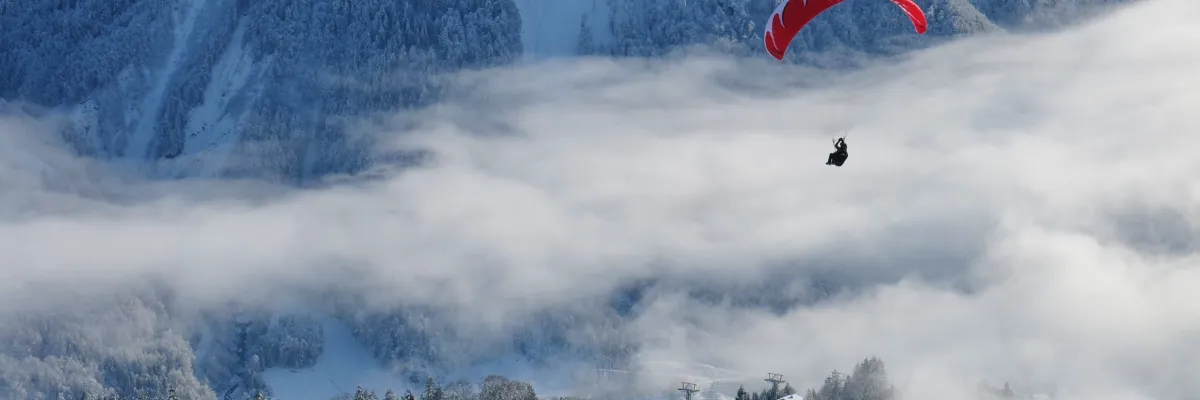 Parapente et paysage d'hiver