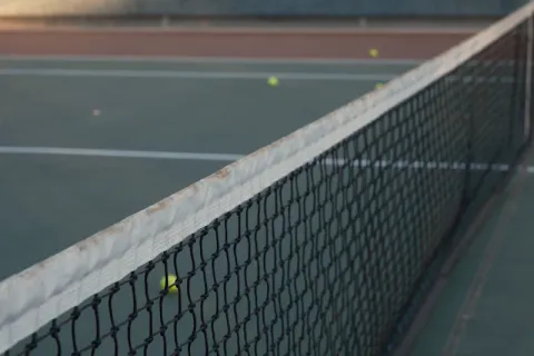 Raquettes et balles de tennis au filet